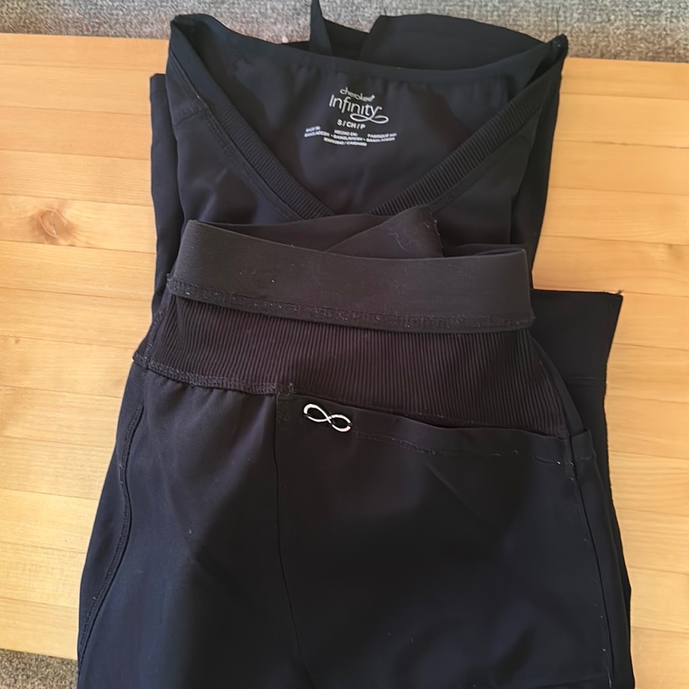 Scrubs Cherokee infinity, size small, black, stretchy material. I love the mmm
